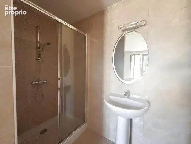 AUXY, confortable pavillon de 200m2, 4 chambres, 2 salons, garage et grand jardin clos. - photo 13