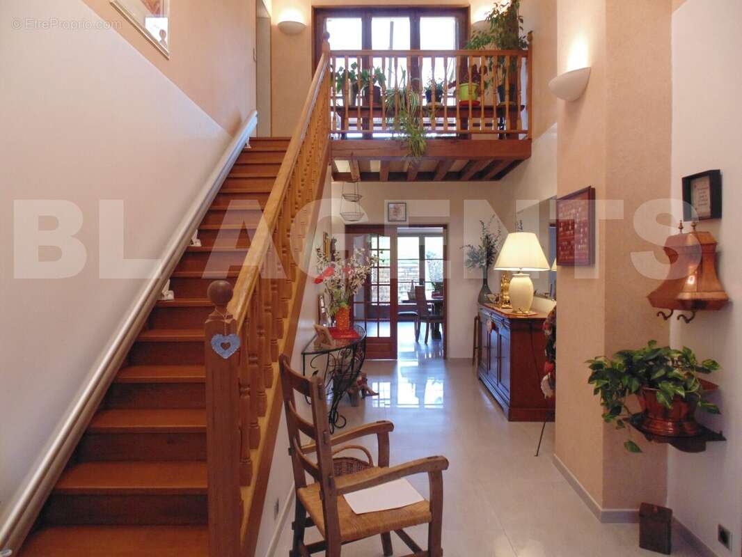 HALL - Maison à VEZELAY