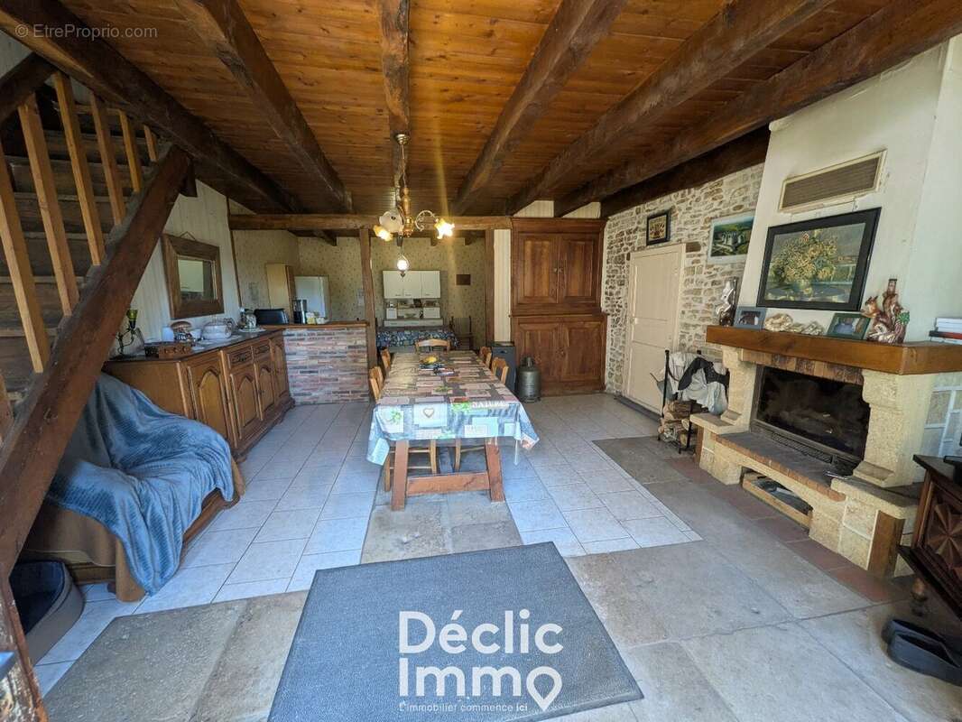 Ensemble de Maisons en Pierre  9 km de Champagne-Mouton  Calme, Campagne et Gros Potentiel - photo 2