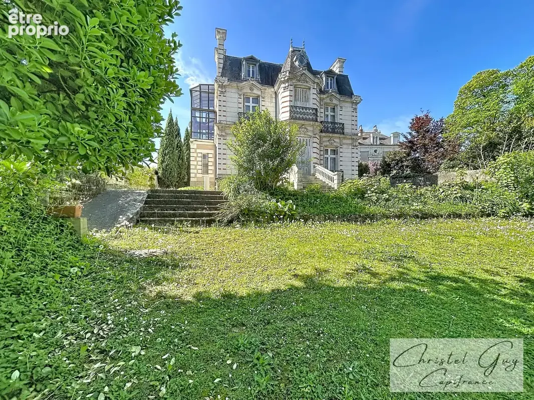 Maison de Maître, coeur de ville MONTVAL-SUR-LOIR (72), 6 chambres, terrain 2090 m² - photo 2