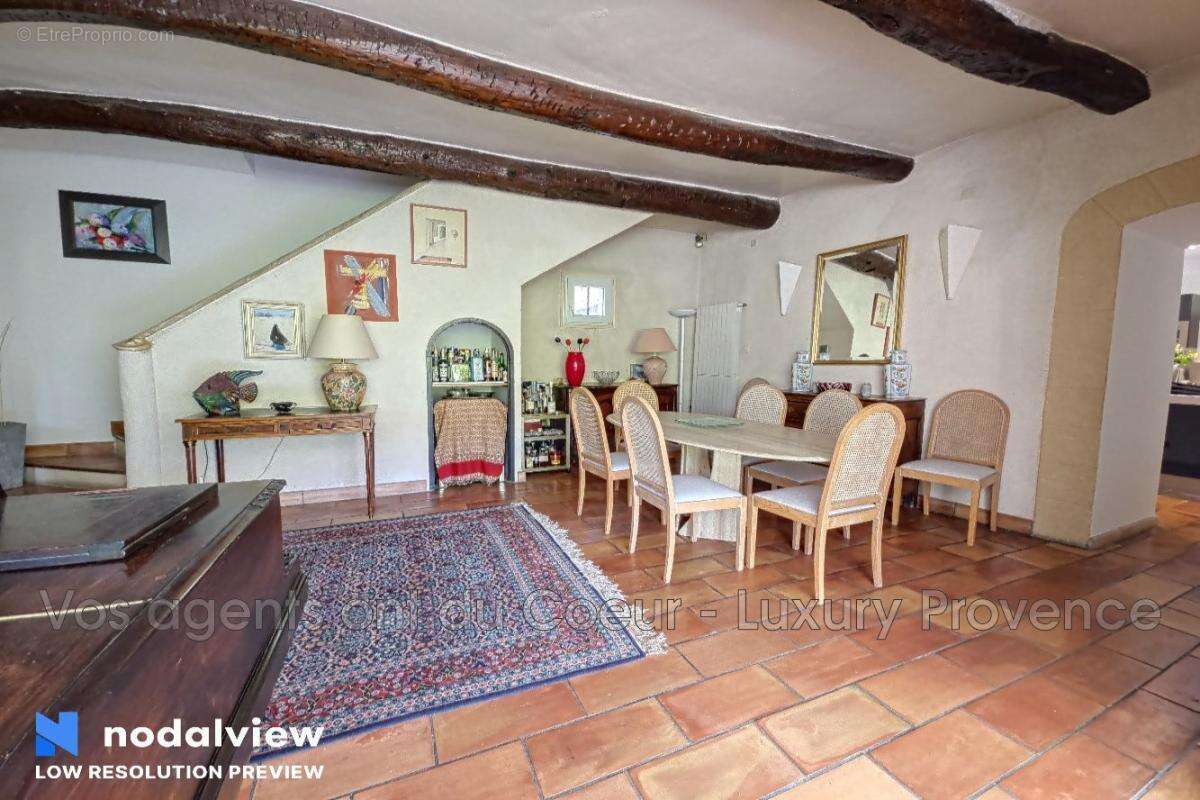 Maison à SIMIANE-COLLONGUE