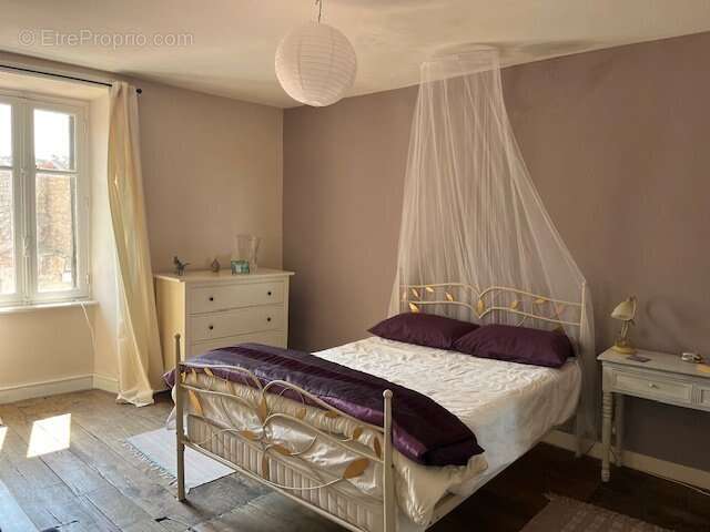 Appartement à LES SALLES-LAVAUGUYON