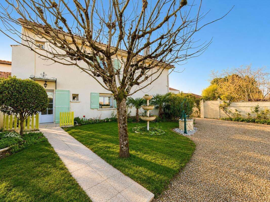 Maison 196 m² à Gensac-La-Pallue  - photo 2