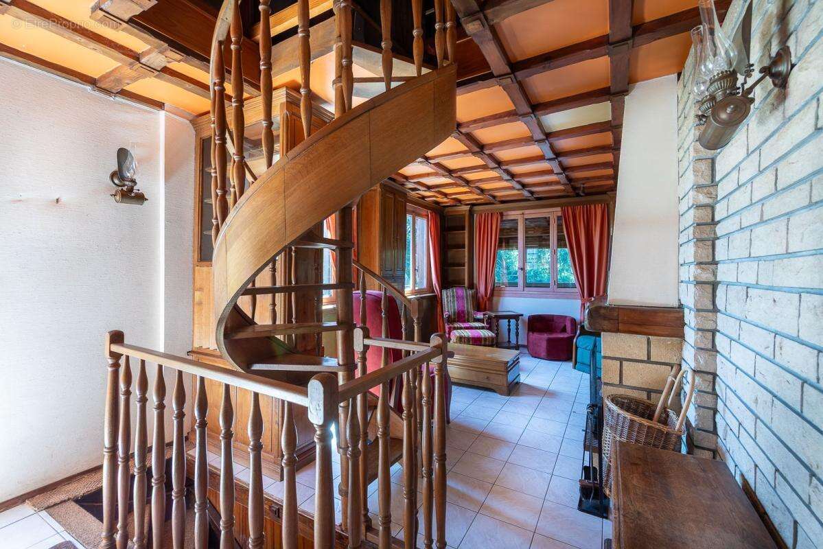 HURIGNY – Chalet suisse d'exception de 110m² sur 2 400 m² de terrain sans vis-à-vis – Fort potentiel de rénovation ! - photo 11