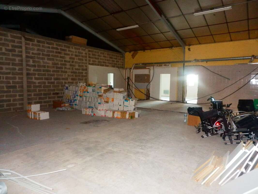 Local d'activités de 730 m²,  3000 m² de terrain - photo 8
