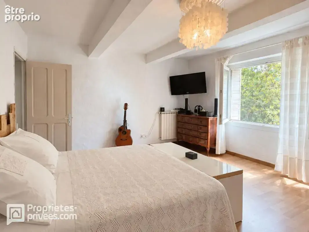 Mas en pierres de 216 m² avec 5 chambres - 3 dépendances aménagées - 1 grange de 106 m² - 1 atelier de 46 m² à ORANGE OUEST - 48 - photo 10