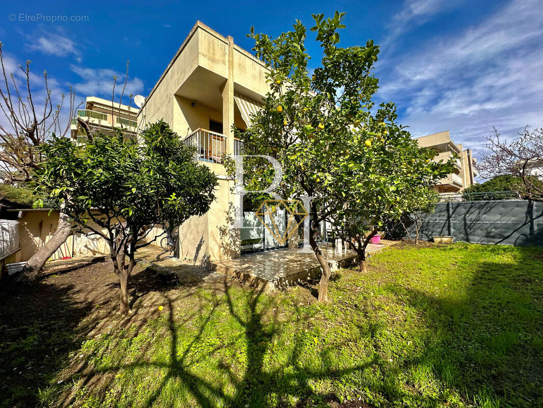 Appartement à SAINT-LAURENT-DU-VAR