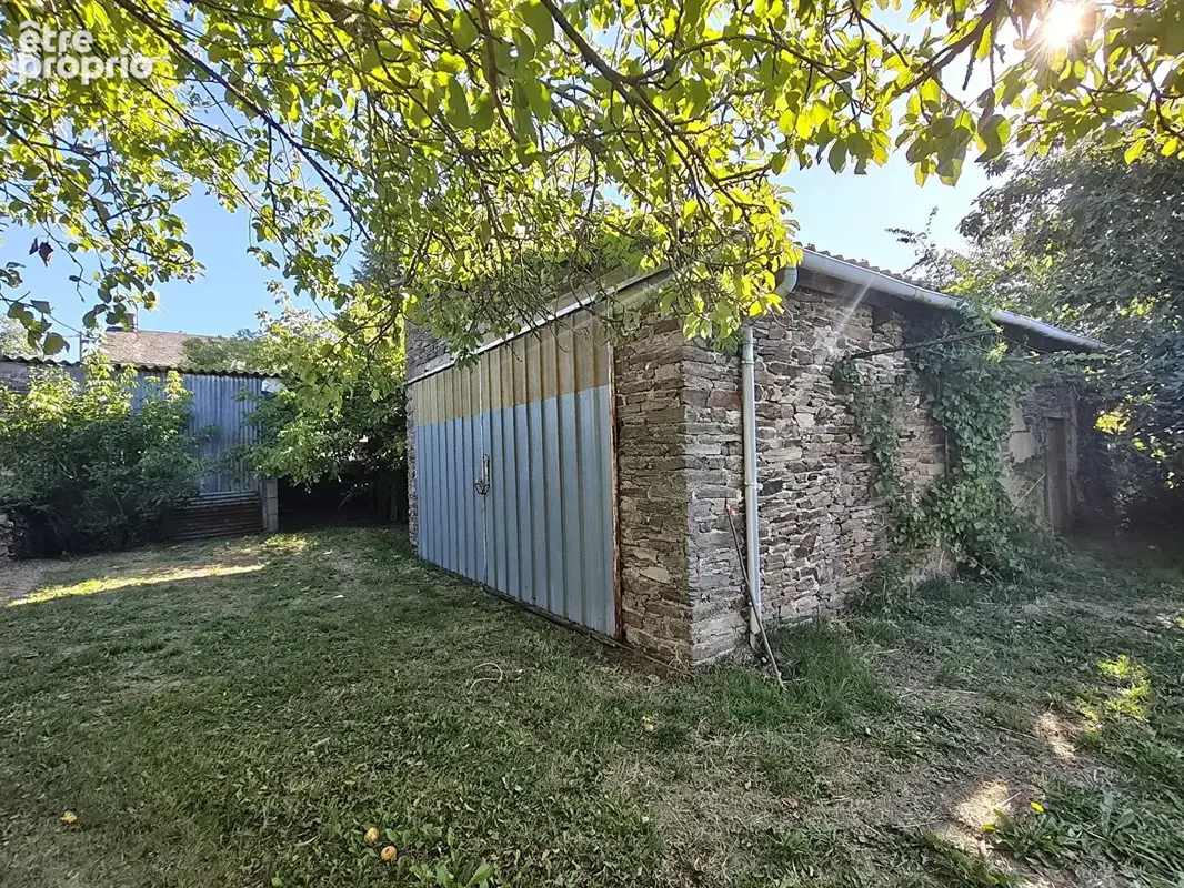 Maison en pierres avec grange et terrain arboré - photo 9
