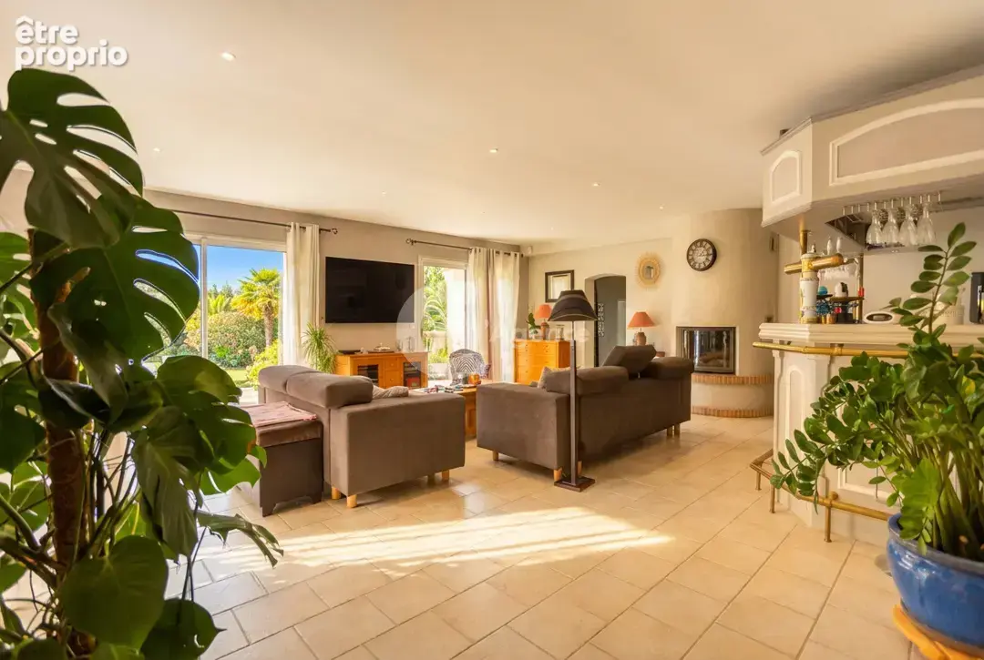 Superbe propriété indépendante de 205 m2 avec piscine sur un terrain de 3200 m2 - photo 2