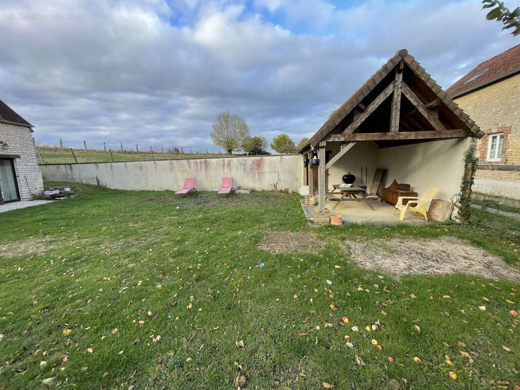 Maison à FONTAINE-LES-BASSETS