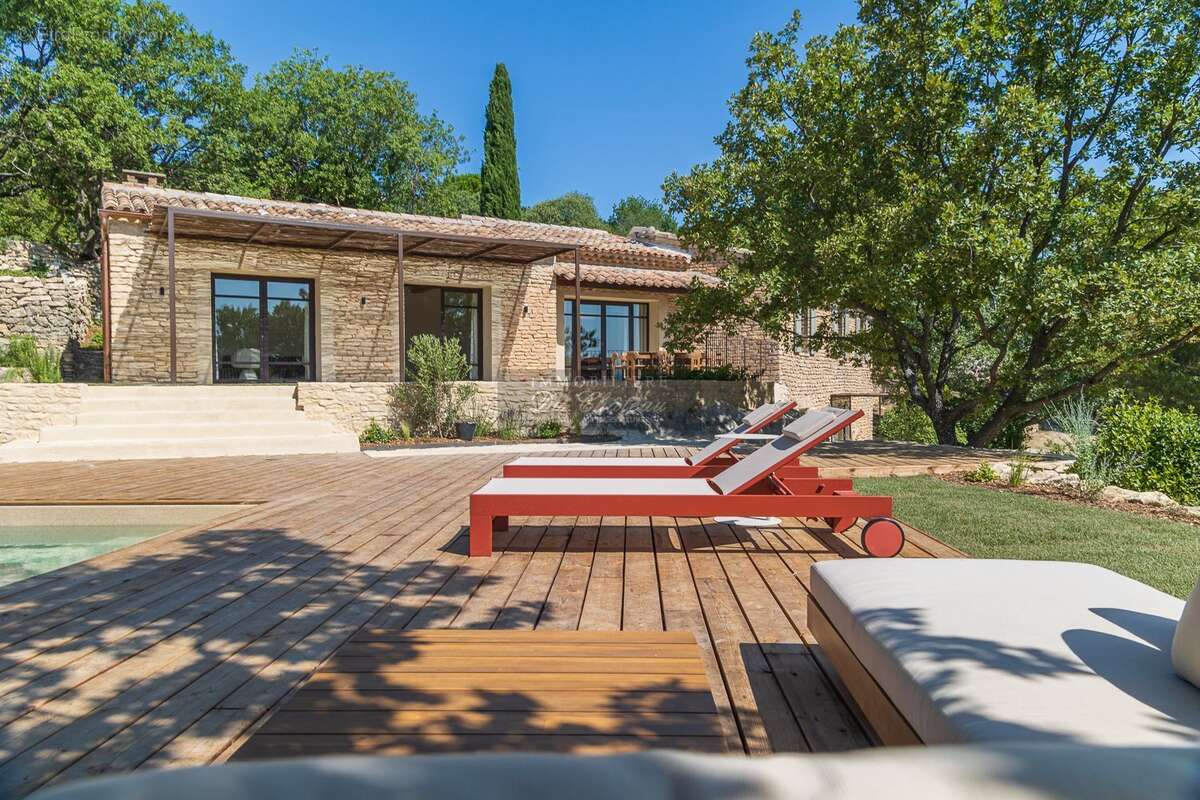 Propriété entièrement rénovée de 6 chambres, bénéficiant d'une vue panoramique, d'un environnement calme et située à proximité i - photo 3