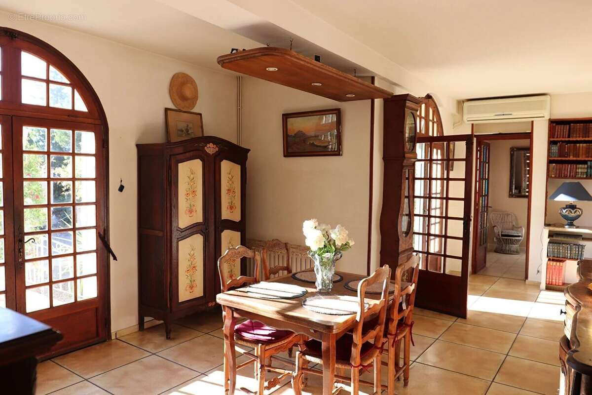 Maison à SAINT-CYR-SUR-MER