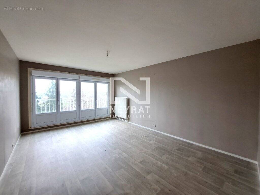 Appartement à LUZY