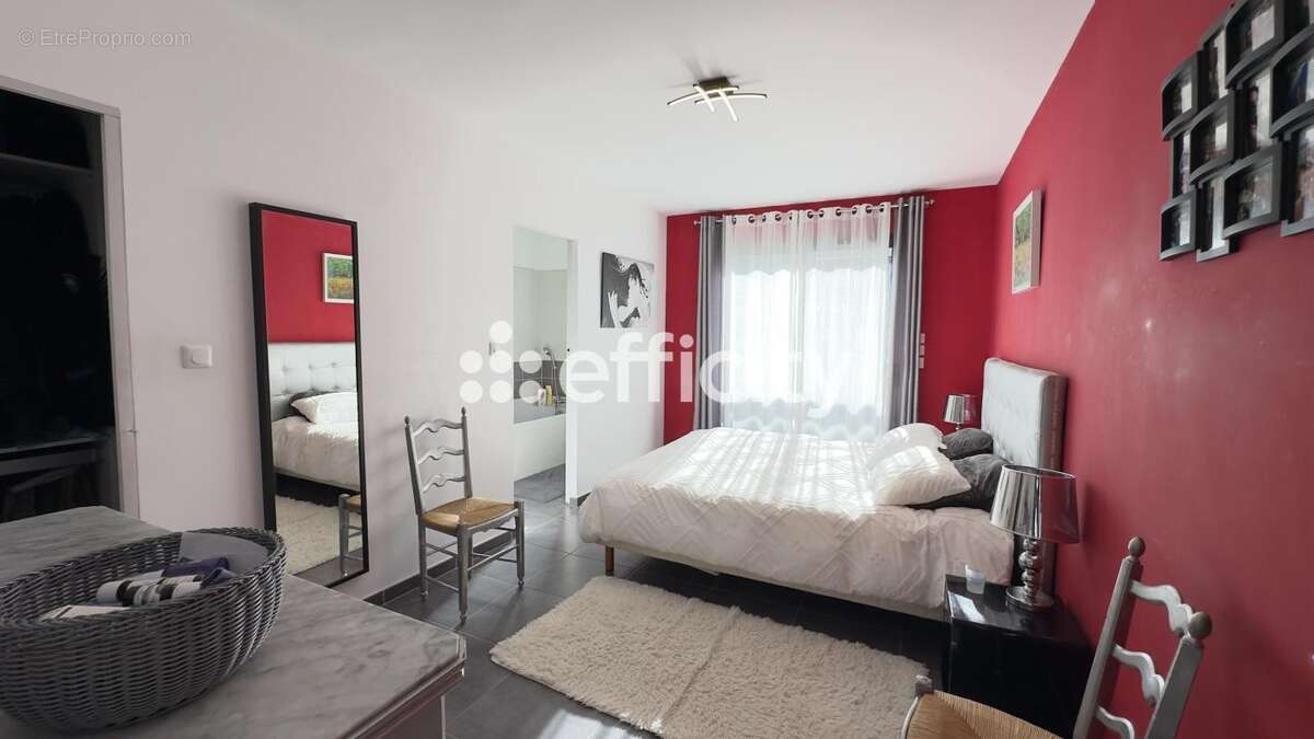 Maison à JONQUIERES-SAINT-VINCENT