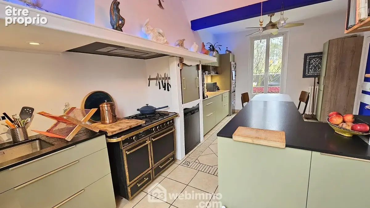 Une cuisine neuve de 22 m² très fonctionnelle et lumineuse.