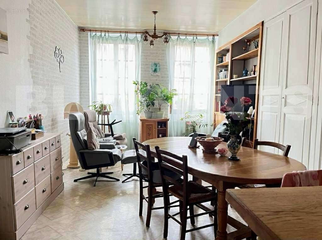 997bbb92-afa6-4b0c-b565-bccfaf2050bb - Commerce à VILLENEUVE-SUR-YONNE