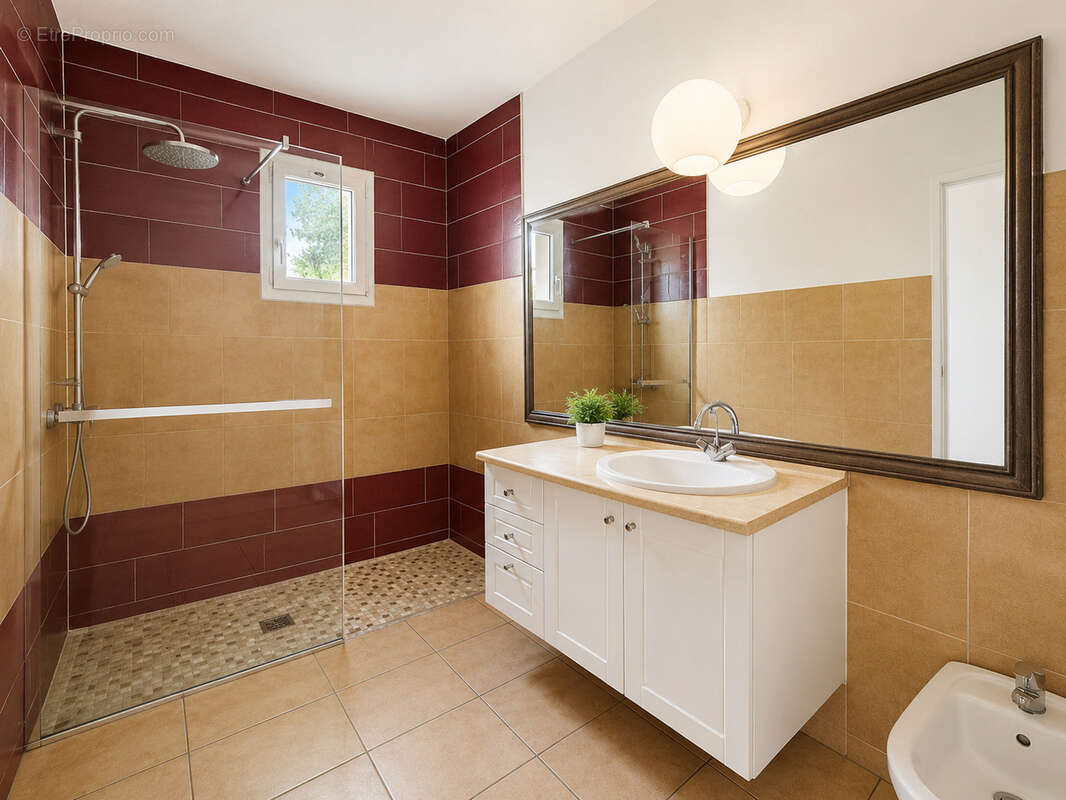 Maison familiale avec jardin - 106 m2 - Terrain 400 m2 - Garage 3 voitures - Livry-Gargan - photo 6