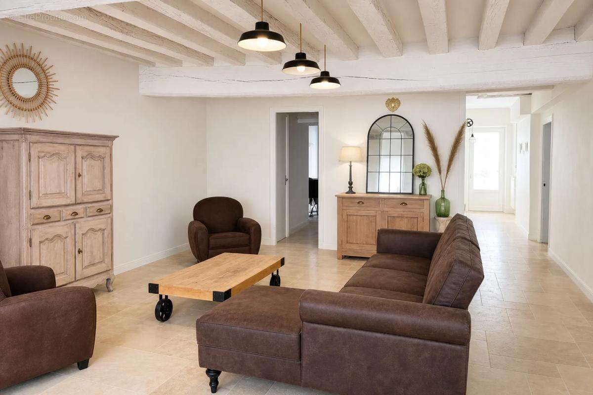 Maison 190 m² rénovée avec goût – DPE C – Jardin & dépendances - photo 2