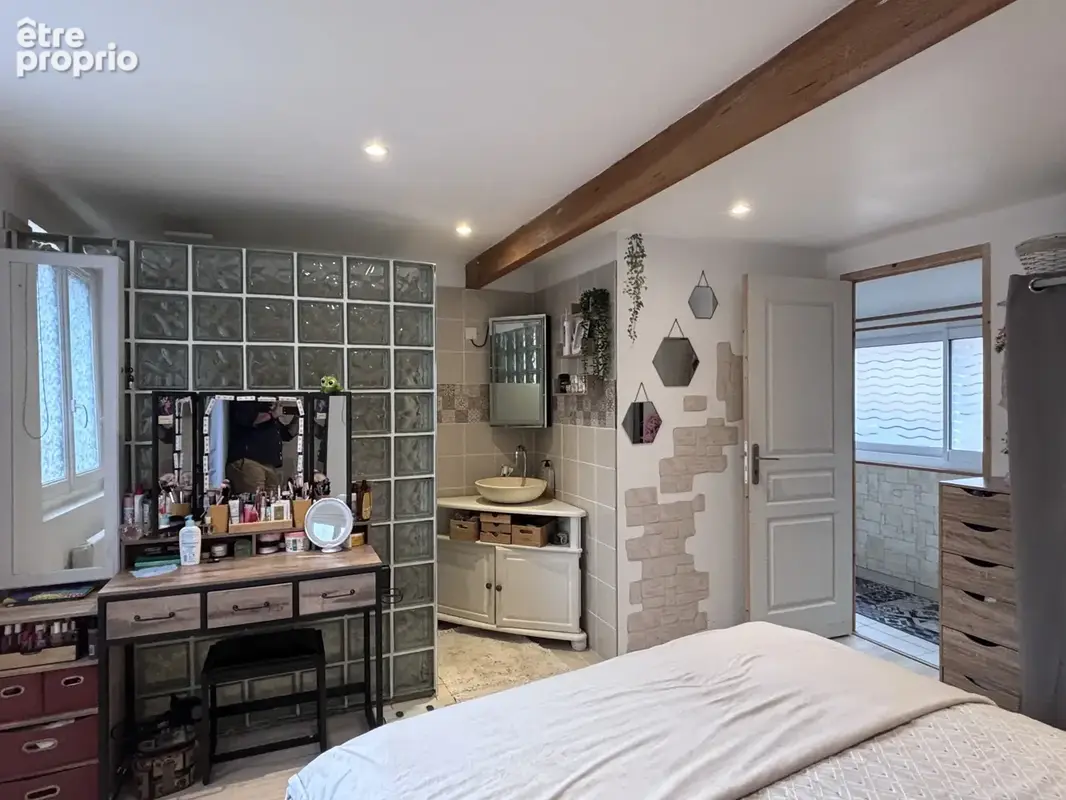 Agréable maison de ville avec 5 chambres confortables, jardin et grand garage. - photo 8