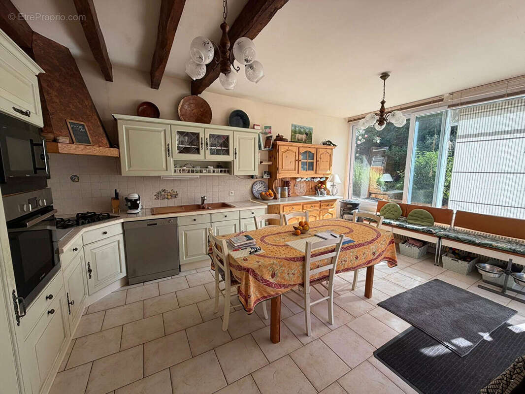 VIENNE ? Superbe propriété de campagne mitoyenne avec 1,2 hectare de terrain attenant, piscine et cadre champêtre exceptionnel. - photo 5