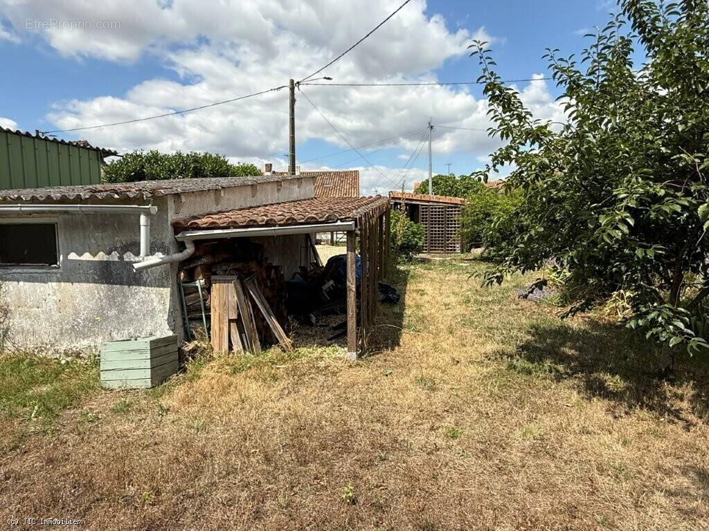 Charmante maison de village spacieuse à proximité de Civray - photo 3