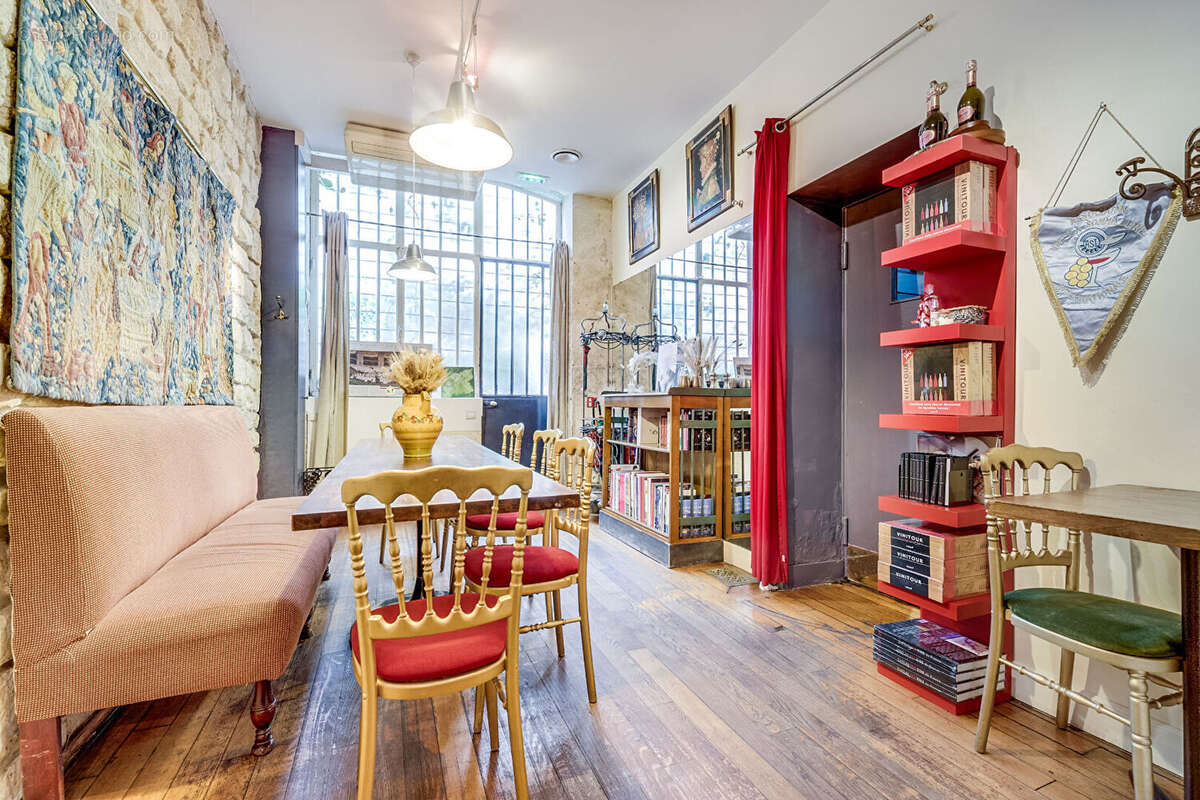 Commerce à PARIS-8E