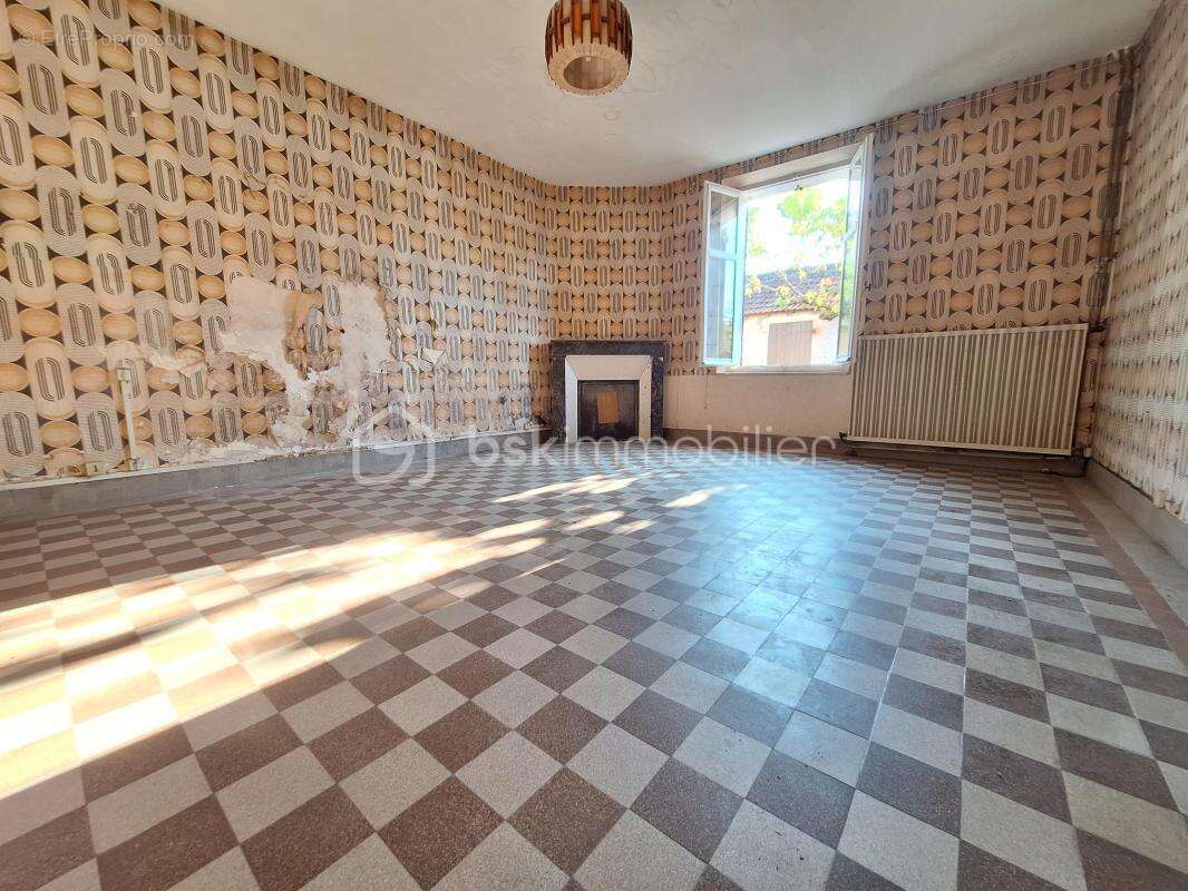 Maison à SAINT-DENIS-DE-L&#039;HOTEL