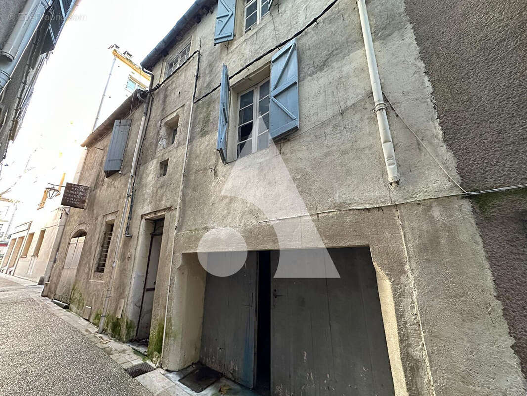Immeuble de 200m2  à réhabiliter - 2 studios/1 appart./1 local commercial - photo 7