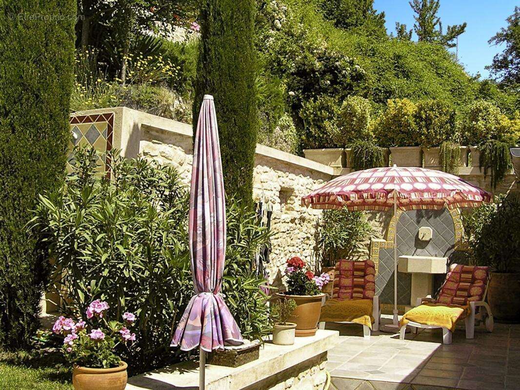 EXCLU, proche FORCALQUIER, Belle MAISON DE VILLAGE de 126 m²  avec terrasses, jardin et cour - photo 16