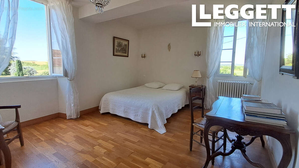 Propriété de caractère rénovée avec goût, vue imprenable, dépendances et potentiel gîtes - photo 8