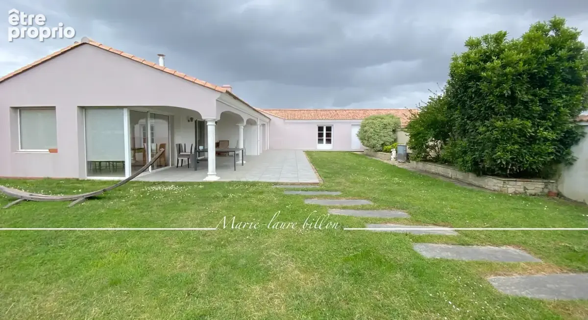 Maison à vendre 5 pièces, plain pied 3 chambres+bureau de 1998 avec 3 garages, parcelle 1345 m2 clos - photo 2
