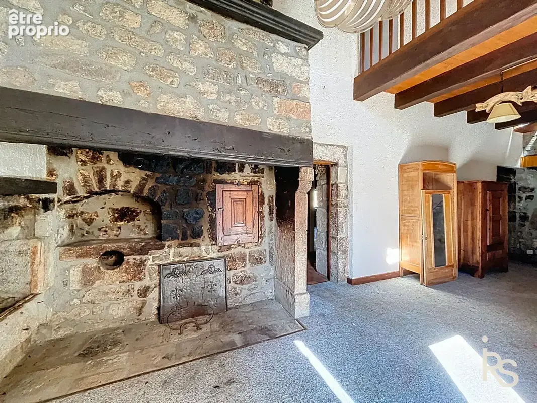 Un ensemble de deux maisons en pierre A RENOVER de 221 m2, 8,78 ha de terrain dont 3440 m2 proche. - photo 7