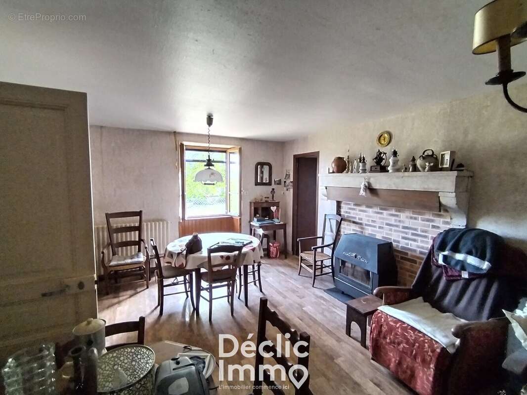 Maison à LES ADJOTS