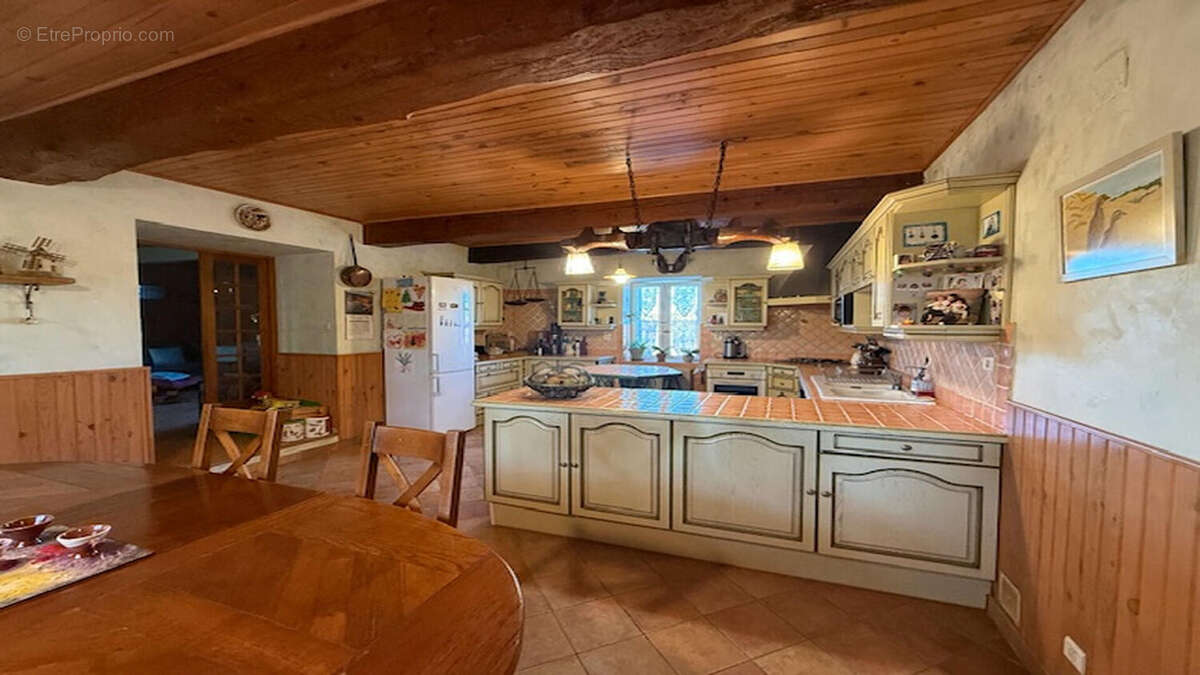 Propriété en pleine nature, avec 10 hectares, piscine et dépendances. - photo 4