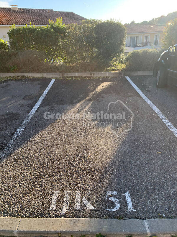 Parking à ENSUES-LA-REDONNE