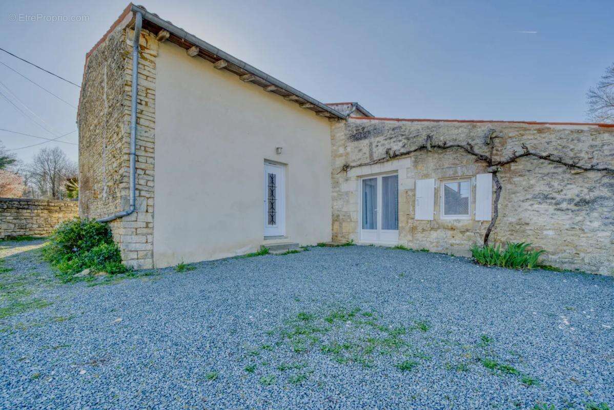 Maison à SAINT-HILAIRE-DE-VILLEFRANCHE