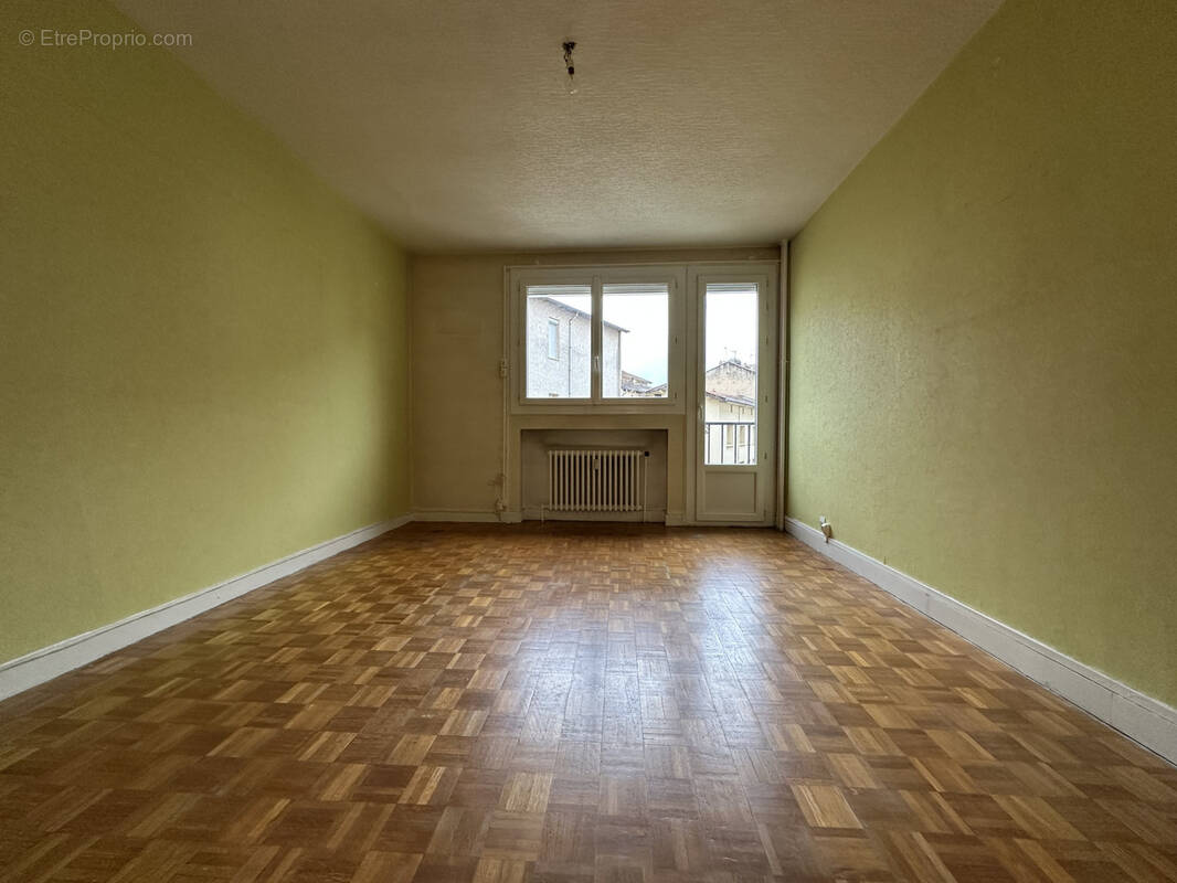 Appartement à LE CHAMBON-FEUGEROLLES