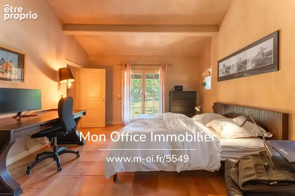 Référence : 7207-NGU. - Maison 10 pièces - 8 chambres - Jacuzzi, Piscine, Salle de Cinema - Village à pied - photo 25
