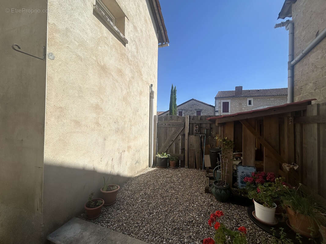 Maison de village rénovée avec gout, 2 chambres, services a 2 pas. - photo 9