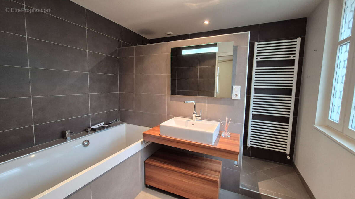 Maison à ENTRAYGUES-SUR-TRUYERE