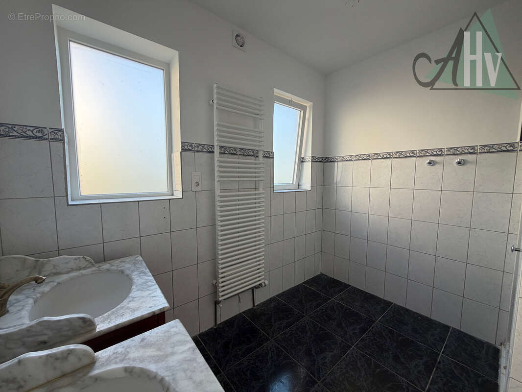 Maison  sur sous-sol total - 134 m2 - 6 pièces - jardin et garage à Saint-Brice. - photo 10
