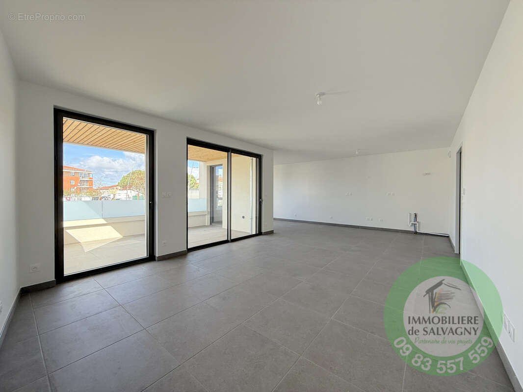 Appartement à LA TOUR-DE-SALVAGNY