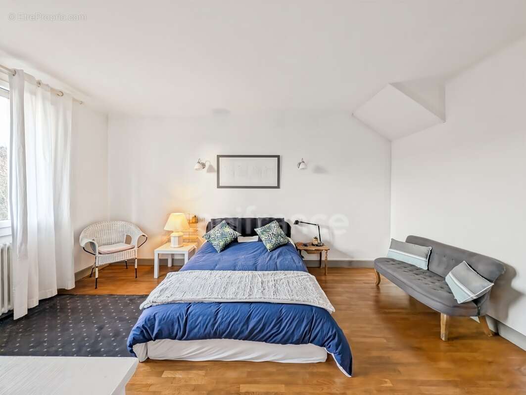 A vendre à 5 mn de Chalon-Sur-Saône (71) cette villa authentique de 189 m² 7 pièces 5 chambres 1 bureau et terrain de 2310 m² - photo 11