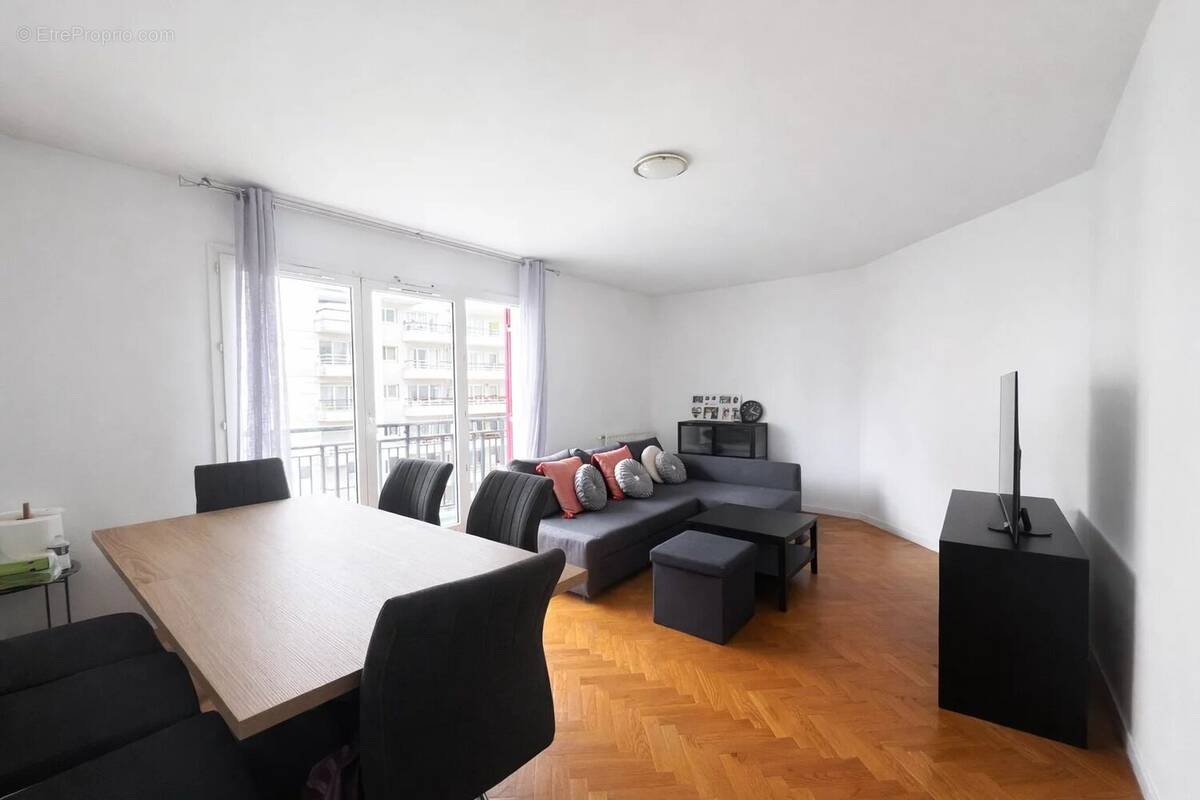 Appartement à COURBEVOIE