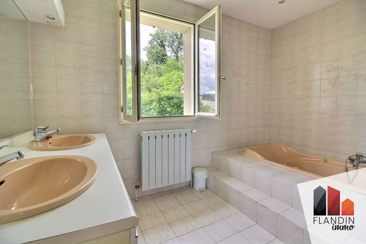 Maison à SAINT-GENIS-LAVAL