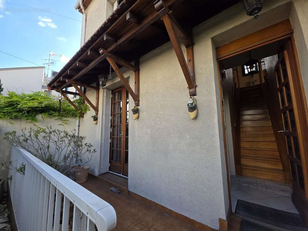EXCLUSIVITÉ – Maison familiale traversante avec jardin, garage, sous-sol total et fort potentiel d’évolution – Plateau de Gentil - photo 2