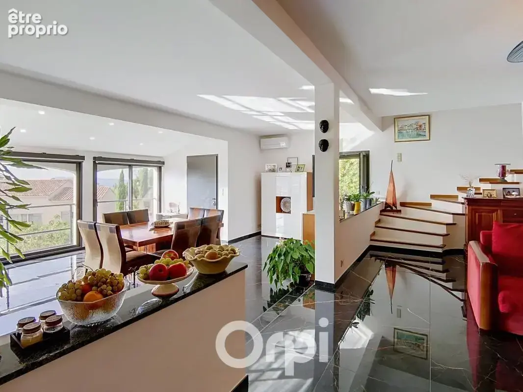 À vendre maison de type 5 d'environ 140m² habitables entièrement rénovée avec piscine et vue mer - photo 11