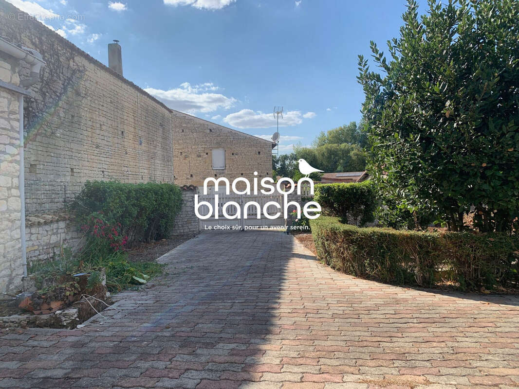 Maison à MAUZE-SUR-LE-MIGNON