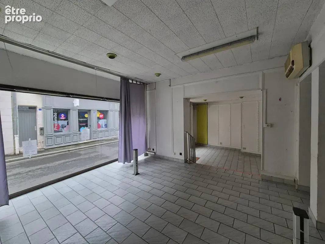 Ensemble immobilier 250 m² - Local commercial et deux logements - Hyper centre de Romorantin - photo 4