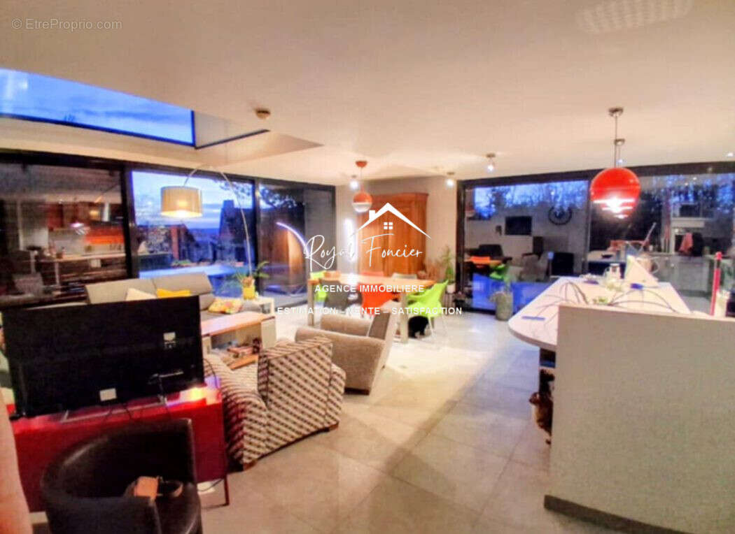 Séjour ouvert sur cuisine - Maison à CHATELLERAULT